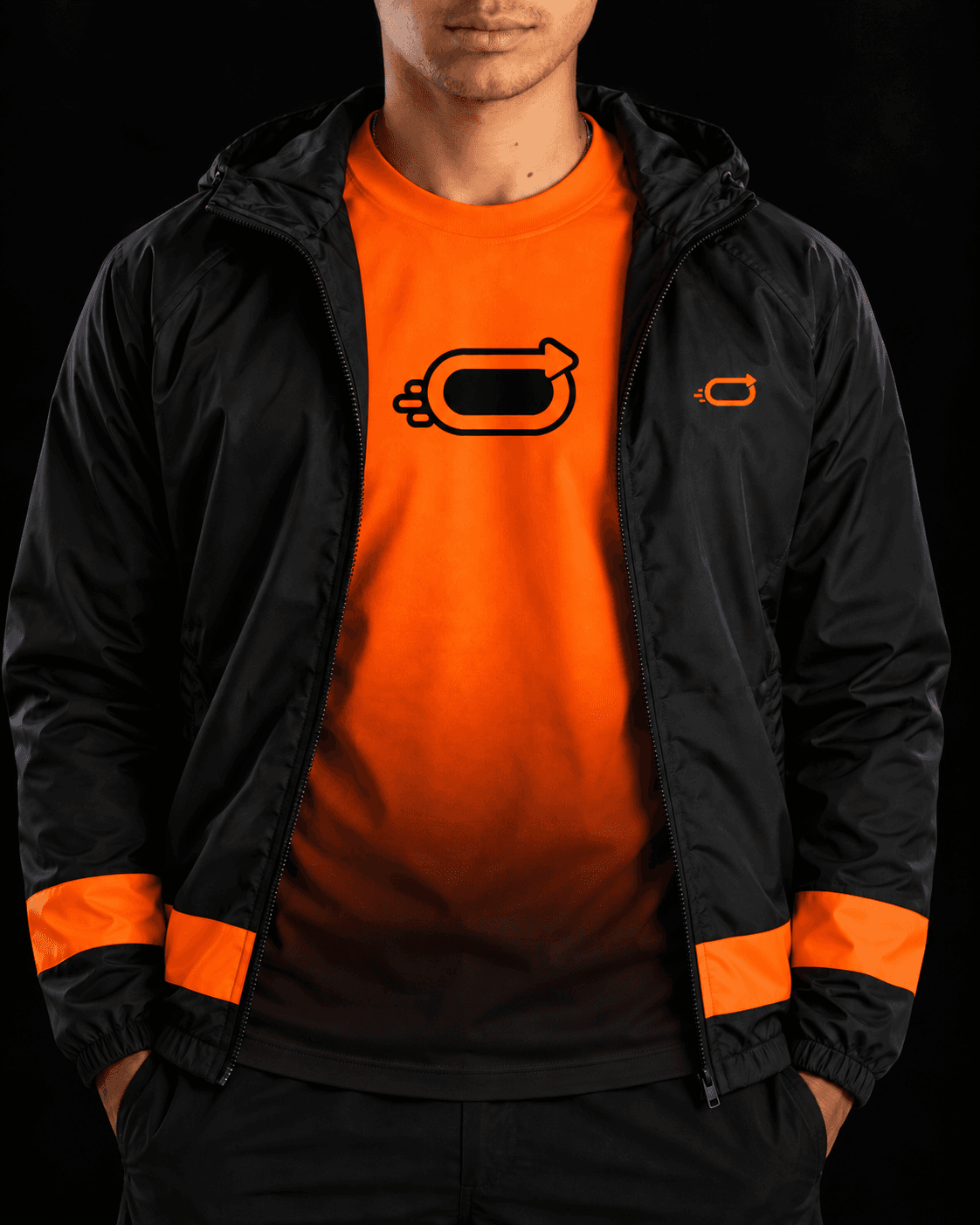 Persona con camiseta naranja de Loop y chaqueta negra